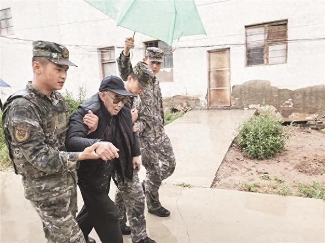 八旬老人雨中摔倒武警官兵暖心救助