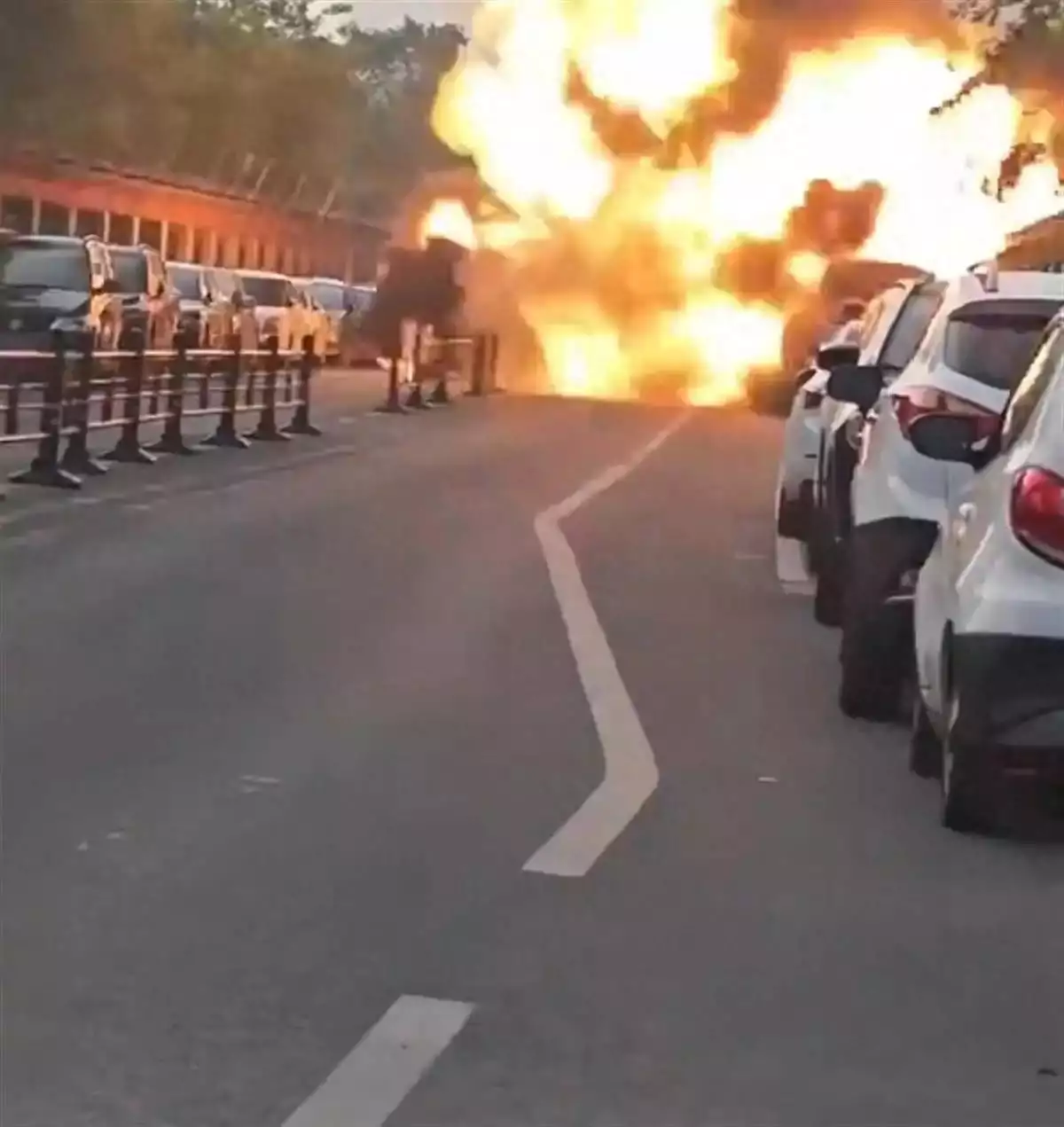 南京一车辆爆燃附近车辆遭波及，一场未伤人的事故为何牵动神经？